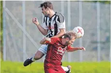  ?? FOTO: VOLKER STROHMAIER ?? Christian Glaser (links) steuerte zwei Treffer zum Heimsieg des SV Mietingen gegen Ehingen bei.