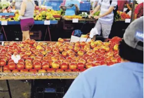  ?? MElissA FErNÁNdEz ?? La Junta de Ferias del Agricultor invitó a visitar esos mercados para ayudar a los productore­s.