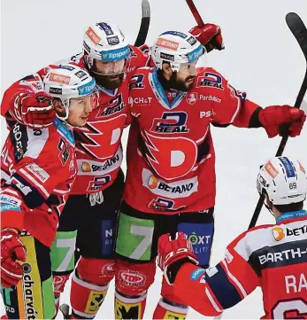  ?? Foto: Alexandr Satinský, MAFRA ?? Pardubice prohrály třetí finálový zápas v Třinci 3:4, včera však stav série srovnaly po vítězství 6:2. Z druhého gólu se právě raduje Martin Kaut.