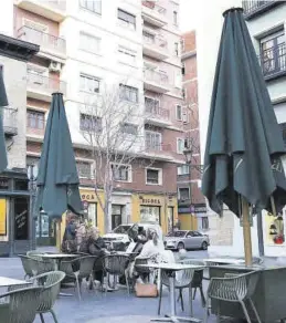  ?? LAURA TRIVES ?? Unas terrazas en la plaza San Felipe, en el centro de Zaragoza.
