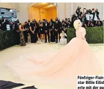  ??  ?? Fünfziger-Flair: Popstar Billie Eilish feierte mit der puderfarbe­nen Robe von Oscar de la Renta den Stil des alten Hollywood