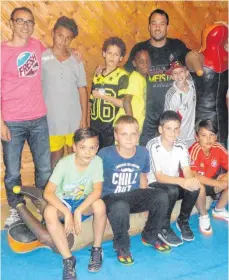  ?? FOTO: ARCHIV/PM ?? Marc Buschle (hinten, rechts) ist einer der Paten von Mutpol. Die Diakonisch­e Jugendeinr­ichtung sucht aktive Sportler, die sich für die jungen Menschen einsetzen wollen.
