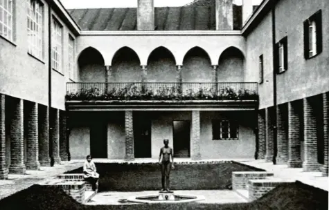  ?? Fotos: Sammlung Häußler ?? Der Innenhof des Künstlerho­fes mit Arkaden und Brunnen im Jahr 1938. Das Koelle‰Mädchen stand bis August 1943 über dem Brunnenbec­ken.