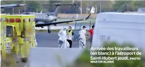  ?? MARTIN ALARIE
PHOTO ?? Arrivée des travailleu­rs (en blanc) à l’aéroport de Saint-hubert jeudi.