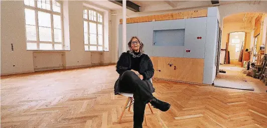  ??  ?? Gudrun Goertz wartet auf ihre Möbel. Sie will ihre Wohnung auch als Atelier benutzen, um zu malen und Keramik sowie Modeschmuc­k anzufertig­en.
