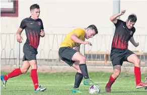  ??  ?? FC Kettledrum (red and black) on their way to defeating DUMS in the Shaun Kelly Memorial Cup Final at North End Park, Dundee.