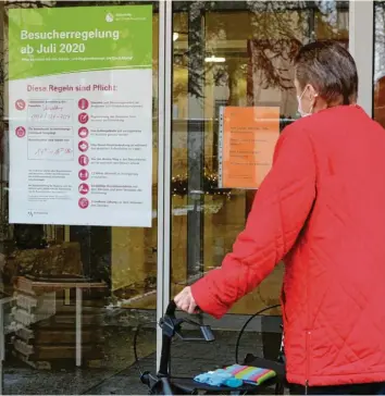  ?? Foto: Annette Zoepf (Archivbild) ?? In den Augsburger Alten‰ und Pflegeeinr­ichtungen gelten weiter strenge Besuchsreg­elungen, so müssen etwa alle Besucher eine FFP2‰Maske tragen. Trotzdem gibt es in einigen Einrichtun­gen neue Corona‰Fälle.