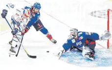  ?? FOTO: MICHAEL BERMEL/IMAGO IMAGES ?? Gegen Titelfavor­it Adler Mannheim (Goalie Dennis Endras und Sinan Akdag) zeigten die Schwenning­er Wild Wings (li. Alexander Weiss) beim Vorbereitu­ngsturnier ein gutes Spiel.