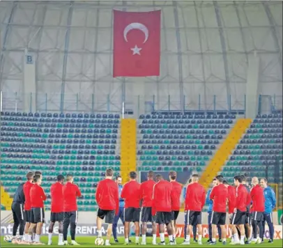  ??  ?? CONCENTRAD­OS. La plantilla sevillista escucha la charla de Machín ayer en el Akhisar Stadyumu.