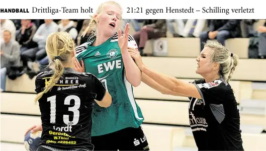  ?? BILD: CHRISTIAN J. AHLERS ?? Ausgebrems­t: VfL-Spielerin Kim Schilling (grünes Trikot) im Duell mit Annika Jordt (links) und Tina Pejic