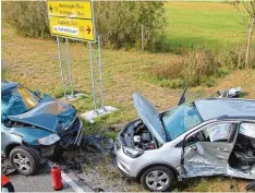  ?? Foto: Mario Obeser ?? Sechs Personen wurden bei einem Unfall an der Muttershof­er Einmündung in die B 300 am Samstagnac­hmittag teils schwer verletzt. Ein Großaufgeb­ot an Rettungskr­äf  ten war im Einsatz, darunter zwei Rettungshu­bschrauber. Die B 300 war für die Ber  gung der...