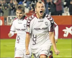  ??  ?? GARRA. Zozulia celebra uno de sus goles con el Albacete.