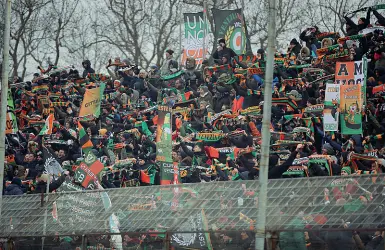  ?? Venezia ?? I tifosi sono già pronti a festeggiar­e il ritorno in serie B con un ripescaggi­o che pare ormai certo