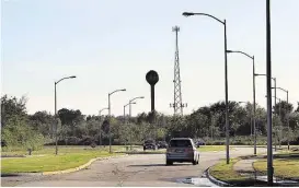  ?? Mark Mulligan / Houston Chronicle ?? Cars drive along Willowbend Boulevard, which cuts through the center of 300 acres where the University of Texas plans to build a facility.