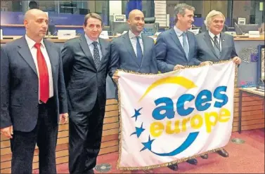  ??  ?? RECONOCIMI­ENTO. Los alcaldes de las cuatro Ciudades Europeas españolas recogen la bandera.