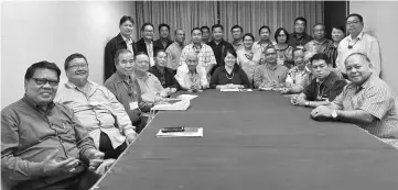  ??  ?? Elizabeth (seated, seventh left) with the participan­ts of the Adet Kayan-Kenyah 1994 Miri Division (Series 2/2017) Seminar in Miri. She is flanked by Ding Seling on her right and Charles Balan. Gilbert is sitting, at fourth right.