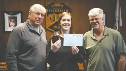  ?? Julian Gavaghan ?? Judges Brian Bainboroug­h, Sophie Krolikowsk­i and Todd Leuty with the winning bottle No. 4 and the score card that gave the maple syrup 98/100.