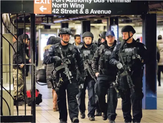  ?? AP ?? Policías vigilaban el pasillo entre la terminal de buses de la Autoridad Portuaria de Nueva York y la estación del metro de Times Square.