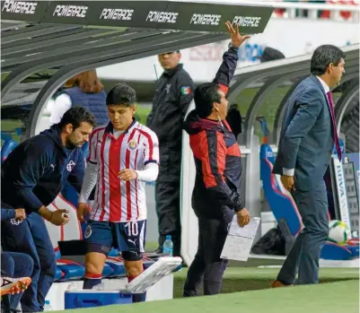  ??  ?? TENSIÓN. José Saturnino Cardozo no voltea a ver a La Chofis luego de que sólo le dio 37 minutos de juego ante Xolos.