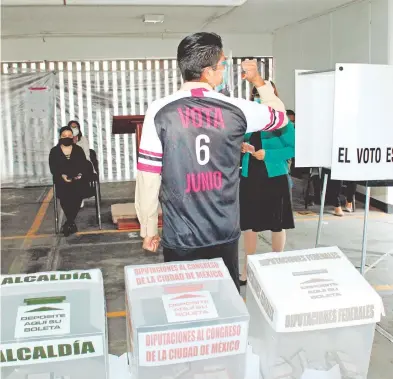  ?? OMAR FLORES ?? del INE conminaron a seguir las medidas sanitarias al ir a sufragar hoy