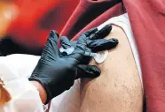  ?? LANDSBERGE­R/ THE OKLAHOMAN] ?? IMMY Labs personnel administer inoculatio­ns during a COVID-19 vaccinatio­n pod on Feb. 22 in Norman. [CHRIS