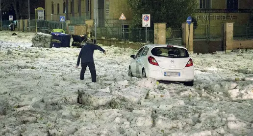  ?? (foto LaPresse/Lannutti) ?? Così era ridotta domenica sera via Prenestina all’angolo con viale Palmiro Togliatti