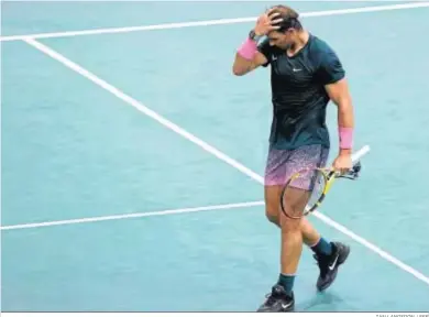  ?? IAN LANGSDON / EFE ?? Rafael Nadal se lamenta durante un momento del partido frente al alemán Alexander Zverev.