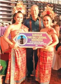  ??  ?? PENARI STB Legong bersama Pak Cahyono Rustam, Konsul Budaya KJRI Kota Kinabalu.