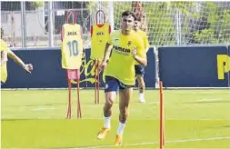  ?? Juan F. Roca ?? Álex Forés cayó lesionado en el partido contra el Amorebieta.