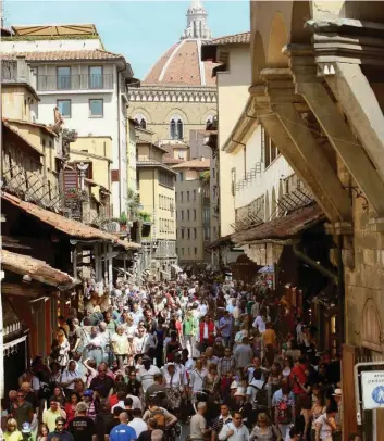  ?? FOTO ANSA ?? Come un suk Invasione di turisti a Firenze