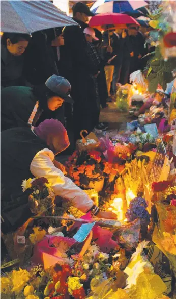  ?? Picture: AFP ?? Mourners place flowers and candles at the site of the deadly van attack in Toronto.