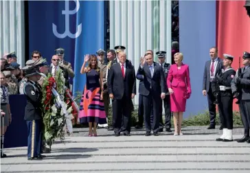  ??  ?? Photo ci-dessous : Le 6 juillet 2017, le président américain est reçu à Varsovie par son homologue polonais, Andrzej Duda. Lors d’une réunion de l’Initiative des Trois Mers, il a déclaré aux parties prenantes : « L’Amérique est impatiente d’élargir notre partenaria­t avec vous », exprimant la fierté des États-Unis à ce que « [leurs] ressources énergétiqu­es abondantes aident déjà les nations des Trois Mers à obtenir une diversific­ation énergétiqu­e tout à fait nécessaire ». En parallèle, Washington multiplie les critiques à l’égard du projet de gazoduc Nord Stream 2 devant relier la Russie à l’Allemagne – que Donald Trump considère comme « complèteme­nt contrôlée par la Russie » – et auquel sont également hostiles plusieurs pays d’Europe de l’Est dont la Pologne. (© White House/ Andrea Hanks)