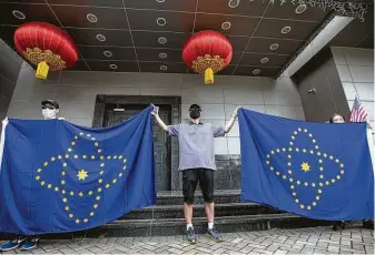  ?? Brett Coomer / Staff photograph­er ?? Demonstrat­ors protest across the street from the Chinese Consulate on Friday. They included members of the “Whistleblo­wer Movement” and Falun Gong, a Chinese religious movement.