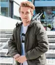  ?? Foto: Andreas Baumer ?? Sebastian Sutter, 20, pendelt zum Studi um nach Dornbirn. Arbeiten will er dort, wo er am meisten Geld verdient – egal in welchem Land.