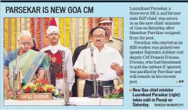  ?? RAKESH MUNDYE/HT ?? New Goa chief minister Laxmikant Parsekar (right) takes oath in Panaji on Saturday.