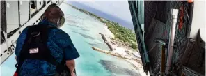  ??  ?? António Guterres sobrevolan­do Tuvalu. Fotografía: ONU/Mark Garten