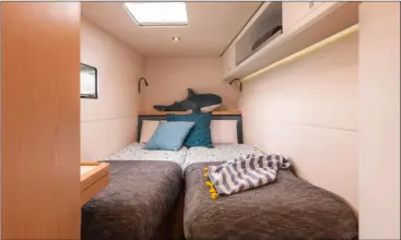  ??  ?? La cabine avant, constituée de deux couchettes séparées mais très confortabl­es, est idéale pour loger les enfants.