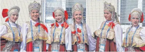  ?? FOTO: DPA ?? Futter fürs Klischee: Russinnen in traditione­ller Kleidung in der Nähe des Spartak Zelenogors­k Stadions.