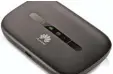  ?? Foto: Huawei ?? Tipp 1: In so einen mobilen Hotspot lässt sich die SIM Karte eines ausländisc­hen Netzbetrei­bers einsetzen. Der Hotspot setzt dann das Mobilfunk in ein WLAN Signal um, auf das man mit mehreren Geräten zugreifen kann.