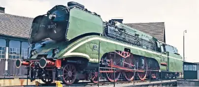  ?? FOTO: KLAUS-PETER KÜHN ?? Die Rekordlok wurde 1960/61 von der DDR-Reichsbahn aus Teilen verschiede­ner älterer Dampfloks gebaut, um Reisezugwa­gen bei hohen Geschwindi­gkeiten testen zu können.