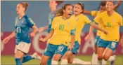  ?? Foto: especial ?? La mejor. Con penalti de la histórica Marta, la Selección de Brasil avanza a octavos de final.