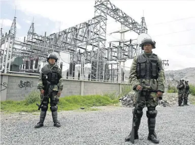  ?? GASTON BRITO / REUTERS ?? Policías Bolivianos montan guardia ante una estación eléctrica de Electropaz, la empresa filial de la compañía Iberdrola.
