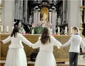  ?? FOTO CARLO COPPEJANS ?? In de Sint-Baafskathe­draal in Gent vierden een aantal zesjarigen gisteren hun eerste communie tijdens de zondagse eucharisti­eviering, zoals de bisschoppe­n het graag willen.