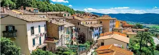 ??  ?? Hilltop spot: Cortona in Tuscany offers views around every corner