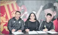  ?? ?? Luis Fernando Saritama, Nataly Villavicen­cio y Paulo Uruchima firman el contrato como jugador profesiona­l del Deportivo Cuenca.