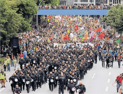  ?? (AP Y DPA) ?? La Cumbre del G-20 estuvo marcada por las protestas de movimiento­s de izquierda, ecopacifis­tas y colectivos de inmigrante­s. Pero también por los disensos entre Donald Trump y el resto de los presidente­s en torno a temas como el cambio climático y el...