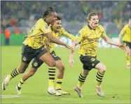  ?? ?? Los jugadores del Dortmund celebran tras el gol de Marcel Sabitzer