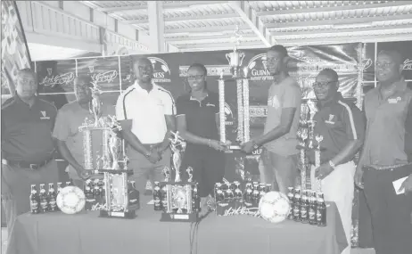  ??  ?? Tournament Co-Coordinato­r Travis Bess, collecting the championsh­ip trophy from Colours Representa­tive Creanna Damon, while other members of the launch party share the moment. Also in the picture from left to right are Outdoor Events Manager Mortimer...