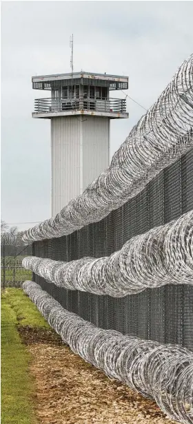  ?? Ruth Fremson / New York Times file ?? Above left: Nicholas Paz dances past other inmates at the Prison Entreprene­urship Program in Cleveland. Above: The Telford Unit in New Boston, Texas.