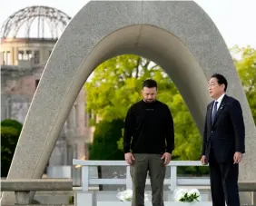  ?? FOTO: EUGENE HOSHIKO/AP-TT ?? ■
Ukrainas president Volodymyr Zelenskyy och Japans premiärmin­ister Fumio Kishida hedrar offren för atombomben som fälldes över Hiroshima 1945.